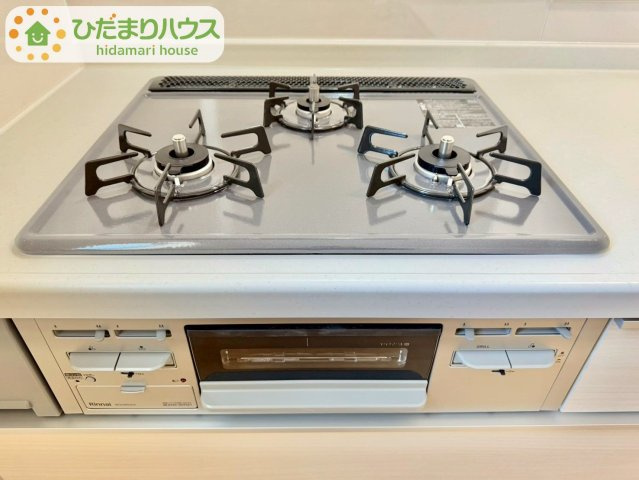 野田市清水619番1　新築戸建　A号棟のキッチン|3口コンロでお料理する時間も短くなりそうですね(*‘∀‘)						
