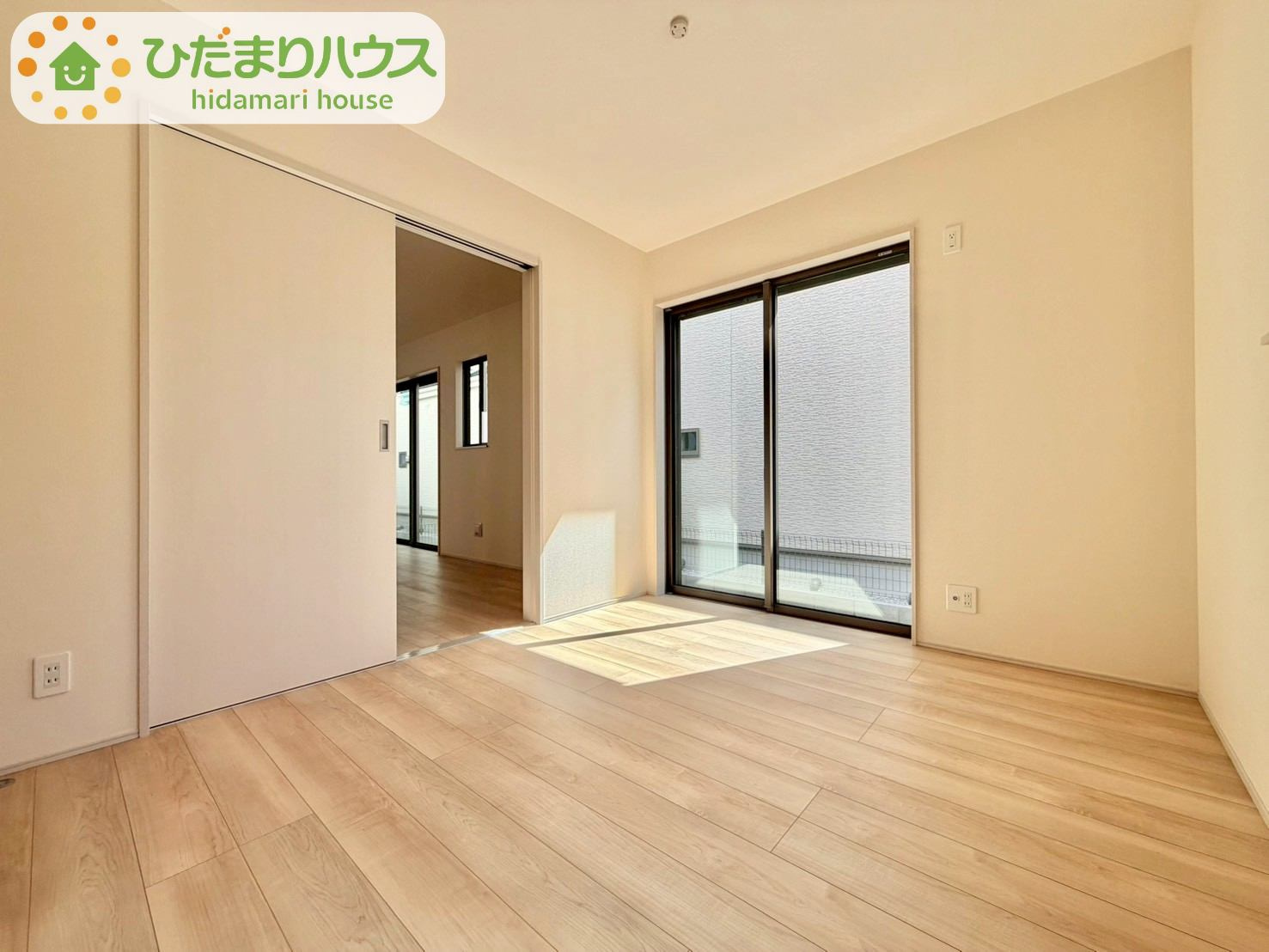 野田市清水619番1　新築戸建　A号棟の洋室|南に面した大きな窓から差し込む光で日中は電気いらず♪						
