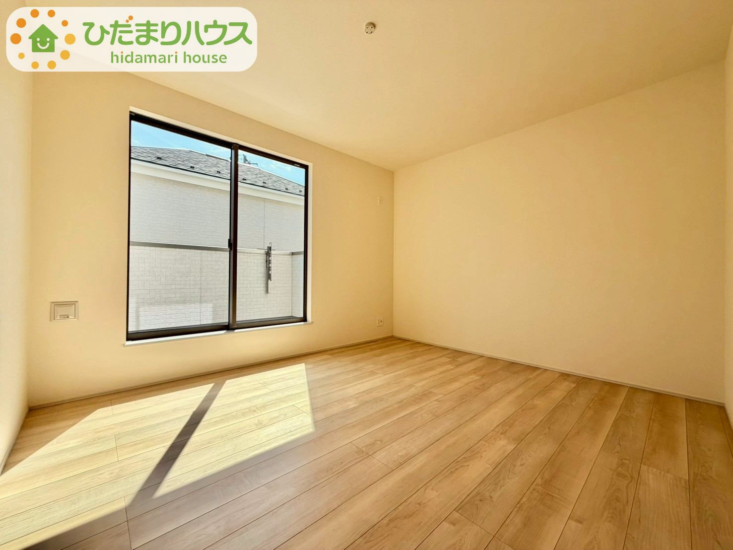 野田市清水619番1　新築戸建　A号棟の洋室|バルコニーに面していて、たっぷり光りの入る明るい主寝室です！							
