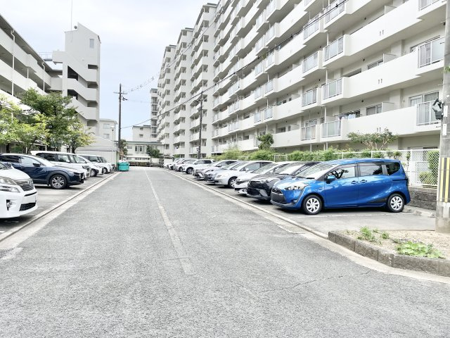 ラウンドシティフドウ香里南B棟の駐車場|車をお持ちの方に嬉しい駐車場付きの物件です