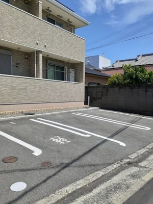 【駐車場】 | リヴィエール　ワカ | 駐車場があるので、車を買う予定の方も安心です