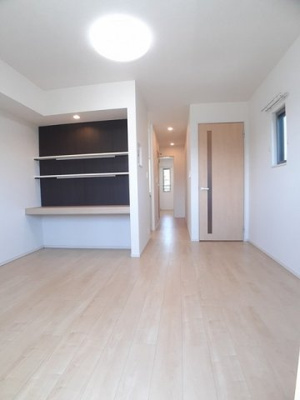 【居間・リビング】 | リヴィエール　ワカ | こちらのリビングで趣味の時間をお楽しみください