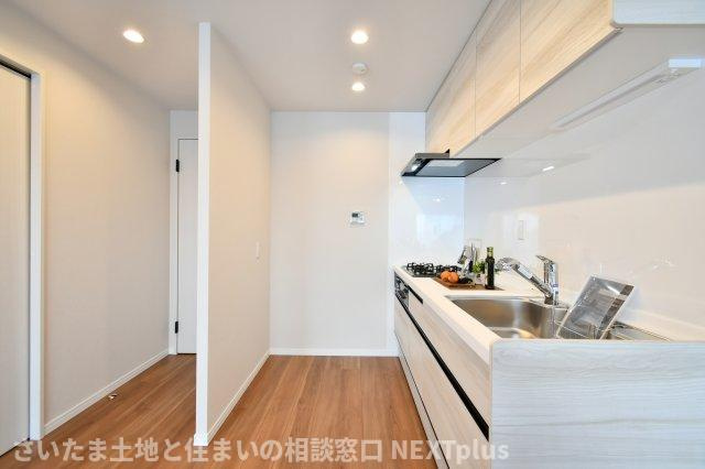 ドルミ春日部のキッチン|壁付けタイプのキッチンですので背後も圧迫感を感じにくいのが特徴的で、お料理に集中することが出来ます。また、出来上がったお料理をすぐに運ぶことが出来、温かいうちに家族で食卓を囲むことが出来るのも魅力！