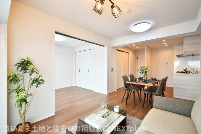 ドルミ春日部の居間・リビング|LDK12.1帖：カウンターキッチンの前にはダイニングテーブルを置き、奥にソファーやテレビを置く事で、ダイニング空間とリビング空間を分ける事ができメリハリがつきます！