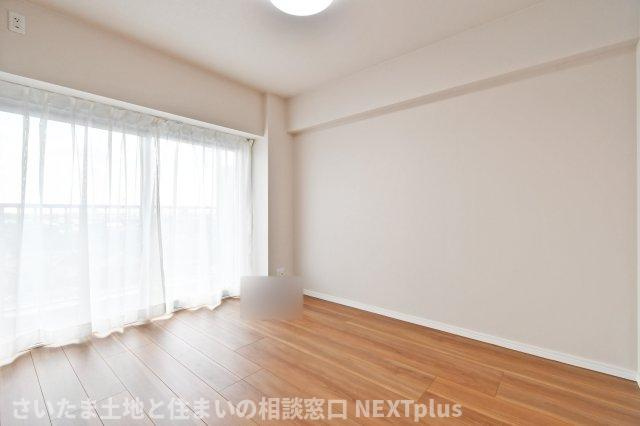 ドルミ春日部の洋室|洋室①5.0帖：リビング横の洋室はスライドドアで開閉可能ですので、続き間として利用すると17帖越えのリビングになります。来客時には客間として利用することも可能です。南向きですので明るい洋室です◎