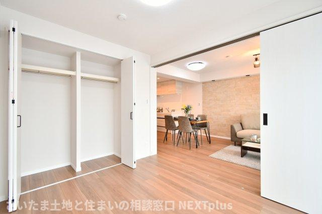 ドルミ春日部の洋室|洋室①5.0帖：クローゼットは各部屋に備わっておりますので、家族それぞれで洋服収納をすることも可能です。また、上下セパレートになっているため衣替えもしやすく、ハンガーパイプで家事時短にも◎！