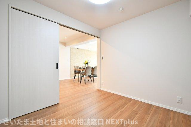 ドルミ春日部の洋室|洋室②5.0帖：お子様の初めての一人部屋にもおすすめです。スライドドアの先はリビングですので、夜も家族を近くに感じながら眠りにつくことが出来ます。クローゼットもありますので、各々収納出来ます！