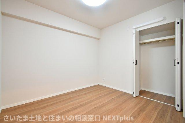 ドルミ春日部の洋室|洋室②5.0帖：真ん中のお部屋です。ベッドとデスクを置いてちょうどよいサイズ感の洋室です。両サイドの洋室とはクローゼットで仕切られておりますので、お互いのプライバシーも確保されます。