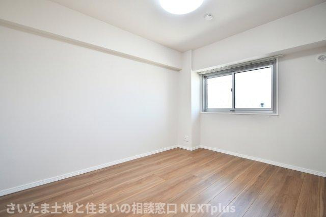 ドルミ春日部の洋室|洋室③5.1帖：白基調な洋室ですのでより空間を広く感じさせます。梁などデッドスペースになるものが室内にないため、家具のレイアウトもしやすいお部屋になっております！