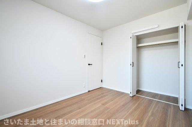 ドルミ春日部の洋室|洋室③5.1帖：洋室②〇帖：クローゼットは上下セパレート・ハンガーパイプ付きです！上には季節物や思い出など毎日手に取らないものを収納、下にはハンガーパイプへコートや洋服など…かける収納もできます！