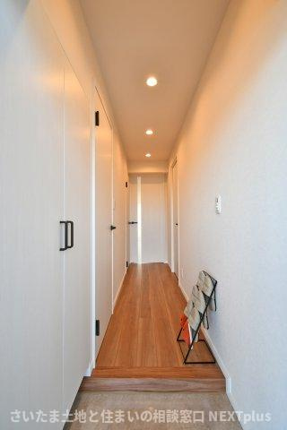 ドルミ春日部の玄関|白を基調とした玄関。明るく広く見せる工夫が施されております！センサーライトになっておりますので、電気の消し忘れもない＆帰宅時も明るい玄関でお出迎えしてくれる家族想いな玄関です。