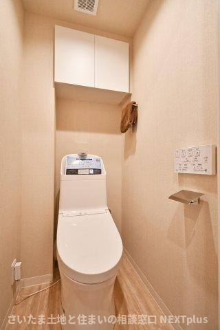 ドルミ春日部のトイレ|トイレ：奥行きにゆとりがあり、圧迫感の少ないトイレスペース。吊戸棚付きで、トイレットペーパーなどの備品補充も楽々行えます。掃除用具をしまうと清潔感も消す事ができ、イマドキなお部屋にできます。