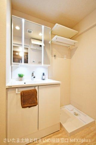 ドルミ春日部の独立洗面台|三面鏡付き洗面台は朝の寝癖直しも楽々。鏡裏には歯ブラシセットやスキンケアも収納できて魅力的です！下の収納にもドライヤーや入浴グッツ、洗剤のストックなど…様々なものが収納できる便利な設備です！