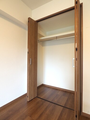 自由が丘パインクレストの収納|洋室６．５帖（西側）・クロゼット（内装前）