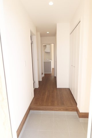 須賀川市森宿字安積田　　　　1号棟　　　西袋第1小学校、西袋中学区　の玄関|※同社施工例