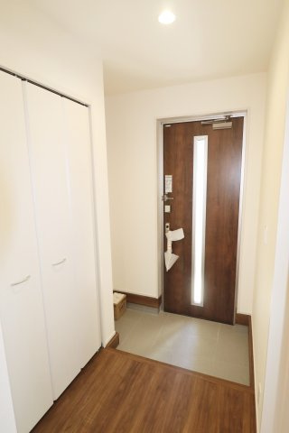 須賀川市森宿字安積田　　　　1号棟　　　西袋第1小学校、西袋中学区　の玄関