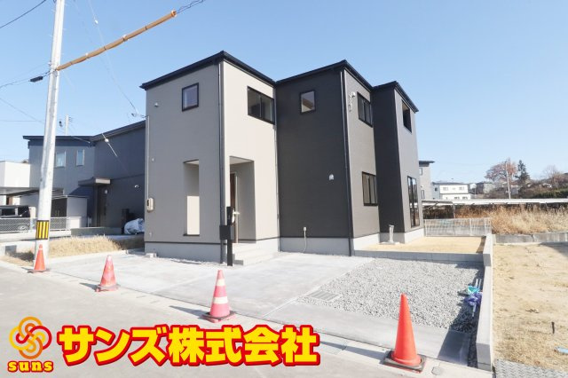 須賀川市森宿字安積田　　　　1号棟　　　西袋第1小学校、西袋中学区　の外観|南西側から見た駐車場を含む外観