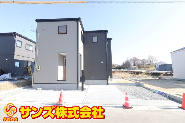 須賀川市森宿字安積田　　　　1号棟　　　西袋第1小学校、西袋中学区　の外観|西側から見た駐車場を含む外観♪