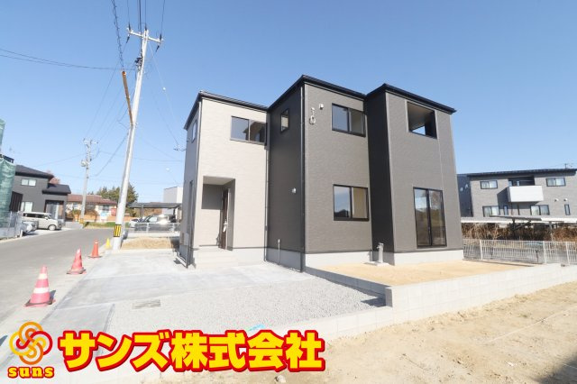 須賀川市森宿字安積田　　　　1号棟　　　西袋第1小学校、西袋中学区　の外観|西側から見た駐車場を含む外観