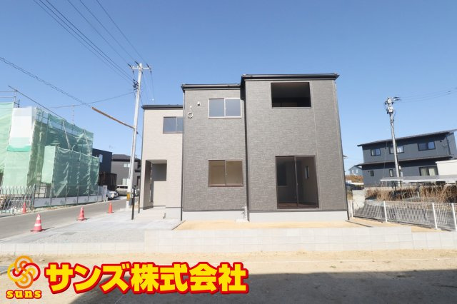 須賀川市森宿字安積田　　　　1号棟　　　西袋第1小学校、西袋中学区　の外観|北西側から見た駐車場を含む外観