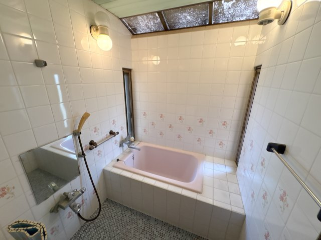 小明町春日戸建ての浴室