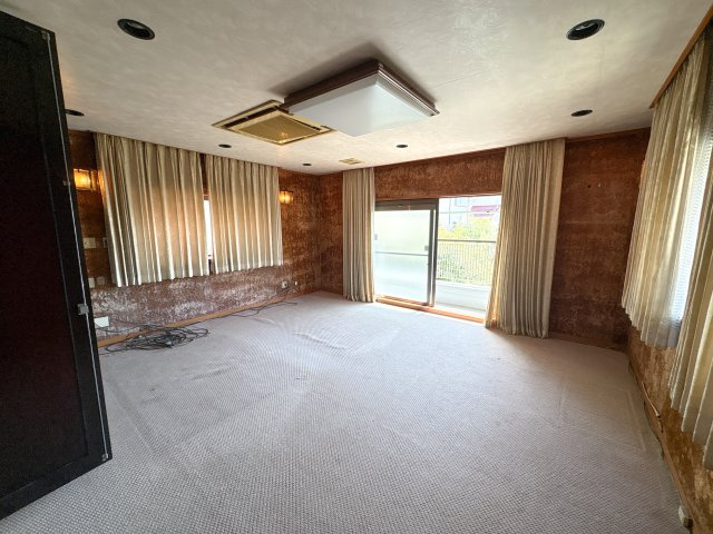 小明町春日戸建ての洋室