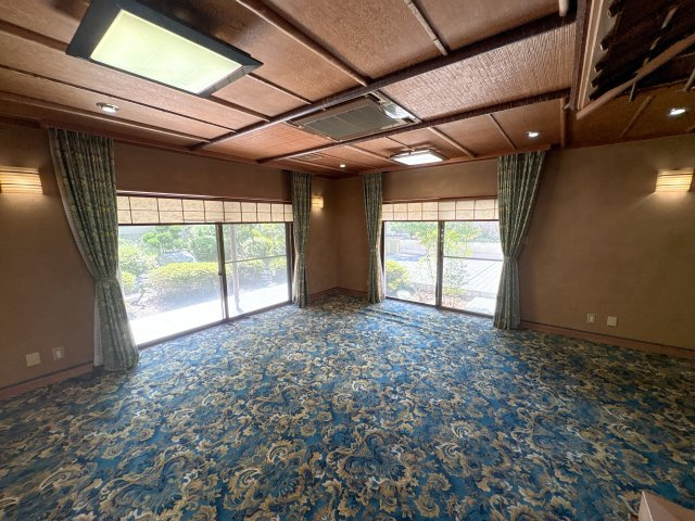 小明町春日戸建ての洋室