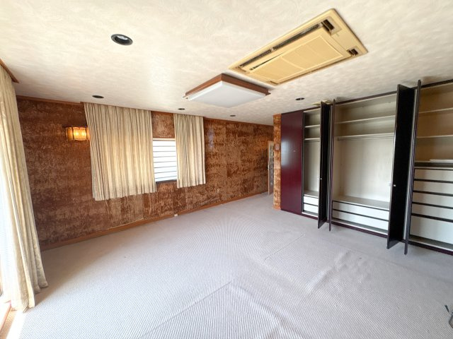 小明町春日戸建ての洋室