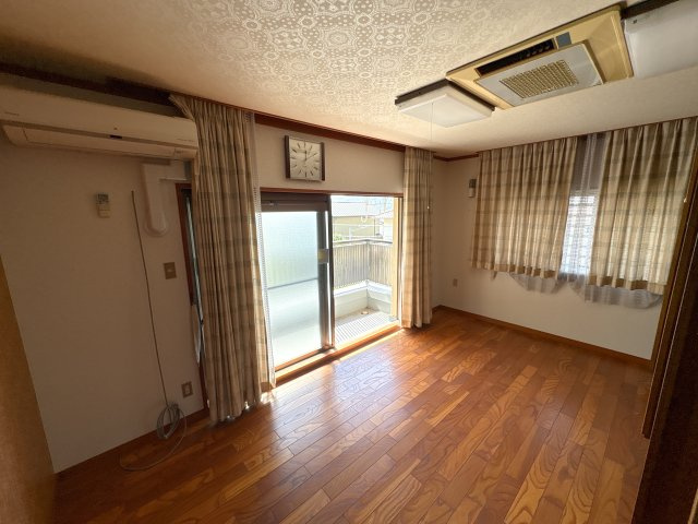 小明町春日戸建ての洋室