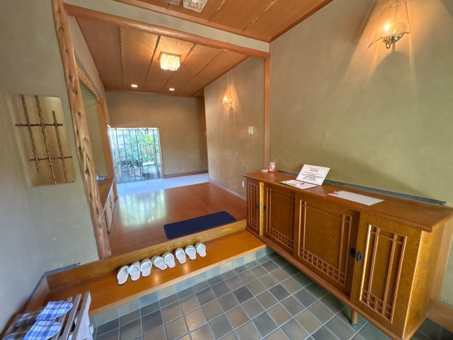 小明町春日戸建ての玄関