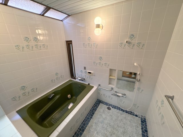 小明町春日戸建ての浴室