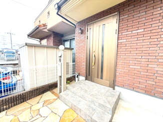 【玄関】 | 尼崎市琴浦町中古戸建 | 玄関ドアは親子扉です♪大きな家具の搬入もできます！１