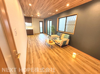 【居間・リビング】 | 尼崎市琴浦町中古戸建 | LDKは約13.7帖です♪ご家族の癒しの空間です！！室内は令和７年8月リフォーム済み！御待たせ無しで即ご入居していただけます！いつでもご覧いただけます！お気軽にネクストホープ不動産販売まで！！