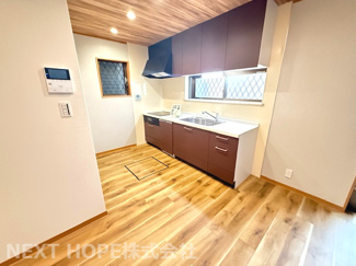 【キッチン】 | 尼崎市琴浦町中古戸建 | システムキッチンです♪IHクッキングヒーターです！シンク前には窓も有り明るく快適です！！食器洗い乾燥機付きで食後の後片付けはお任せですね！！