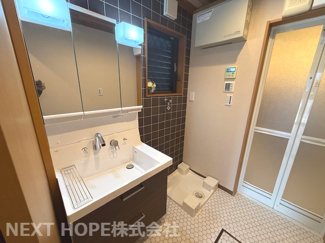 【独立洗面台】 | 尼崎市琴浦町中古戸建 | 新品の洗面化粧台です♪シャワー水栓で使い勝手も良いです！！鏡は三面鏡になっております！