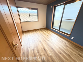 【洋室】 | 尼崎市琴浦町中古戸建 | 2階洋室です♪バルコニーに面した明るく開放的な居室です！ぜひ現地でご確認ください！お気軽にネクストホープ不動産販売までお問い合わせを！！