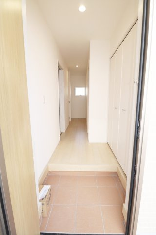 須賀川市森宿字安積田　　　　2号棟　　　西袋第1小学校、西袋中学区　の玄関