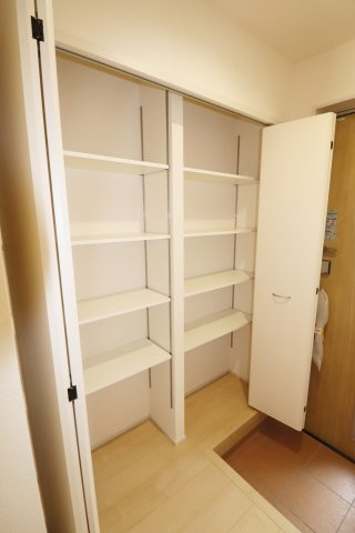 須賀川市森宿字安積田　　　　2号棟　　　西袋第1小学校、西袋中学区　の玄関|※同社施工例