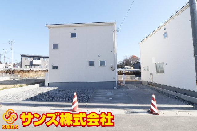 須賀川市森宿字安積田　　　　2号棟　　　西袋第1小学校、西袋中学区　の外観|北西側から見た駐車場を含む外観♪
