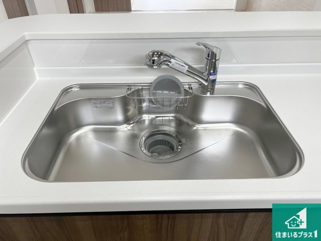 柏原市国分東条町　新築一戸建ての独立洗面台|清潔感のある洗面台です。フラットな鏡は掃除がしやすく毎日清潔！ホースは引き出して使えるので洗顔やお掃除の際に便利です！