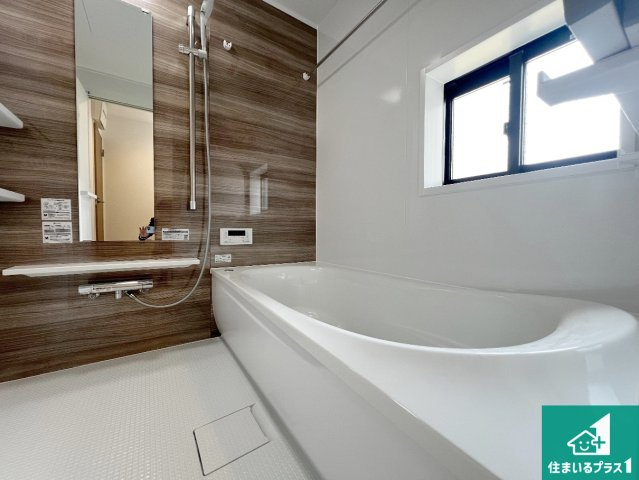 柏原市国分東条町　新築一戸建ての前面道路含む現地写真|周辺は落ち着いた街並みの住宅地！子育てがしやすい住環境です！まだ未完成ですが、現地でしかわからない事もございます。是非一度ご覧ください。