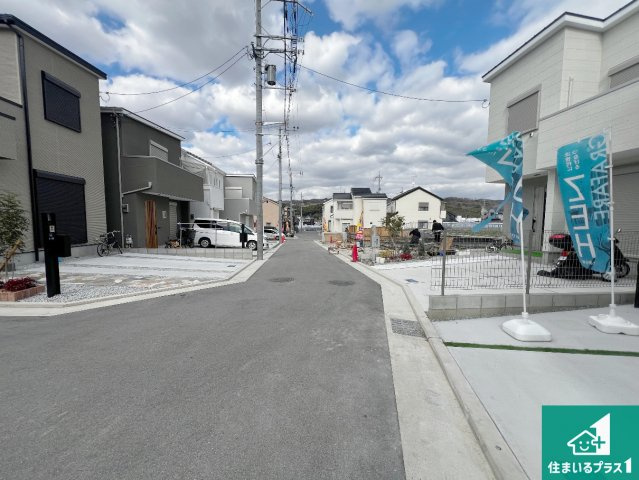 柏原市国分東条町　新築一戸建ての前面道路含む現地写真|周辺は閑静な住宅街！前面道路広々で車の出し入れも便利です。駐車が苦手な方でも安心して車庫入れできます！