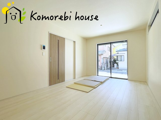 第8上尾二ツ宮　新築一戸建て　Bの居間・リビング|高性能窓と断熱材を採用したLDKで、冷暖房効率アップ。家族が集まる時間も快適に過ごせるリビングです。