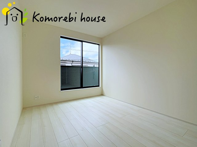第8上尾二ツ宮　新築一戸建て　Bの洋室|明るい光が差し込む洋室は、寝室・子ども部屋・ワークスペースなど多用途に使える自由度の高い空間。家具の配置もしやすく、暮らしに合わせて柔軟に活用できます。