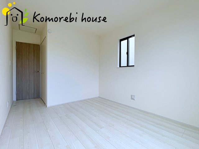 第8上尾二ツ宮　新築一戸建て　Bの洋室|広さにゆとりがあるので、衣装ラックや小さなドレッサーも置けるのが魅力。朝の身支度もスムーズになり、一日の始まりを快適に迎えられます。