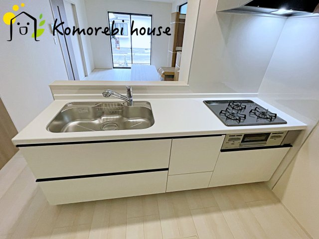第8上尾二ツ宮　新築一戸建て　Bのキッチン|収納豊富なキッチンで、食器や調理器具もすっきり整理。毎日の料理が楽しくなる空間です。