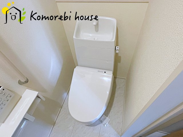 第8上尾二ツ宮　新築一戸建て　Bのトイレ|温水洗浄機能（ウォシュレット）標準装備で、毎日のトイレ時間がより快適に。やさしい温水洗浄で清潔を保てるだけでなく、冬場のヒヤッと感を軽減する暖房便座も嬉しいポイント。