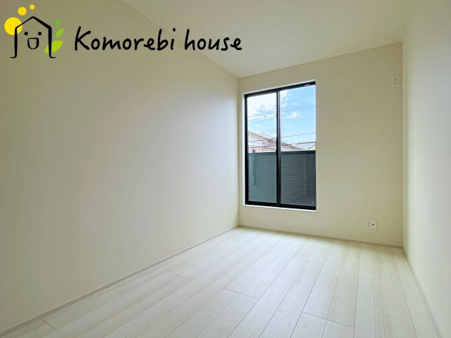 第8上尾二ツ宮　新築一戸建て　Bの寝室|一日の疲れをゆっくり癒せる主寝室は、ベッドを置いてもゆとりある広さが魅力。収納完備で衣類もスッキリ収まり、静かで落ち着いた空間が快適な眠りをサポートします。