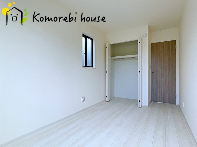 第8上尾二ツ宮　新築一戸建て　Bの寝室|ベッドをゆったり置いても余裕があり、テレビを見たり、読書を楽しんだり。夫婦の時間を静かに積み重ねられる落ち着いた寝室です。