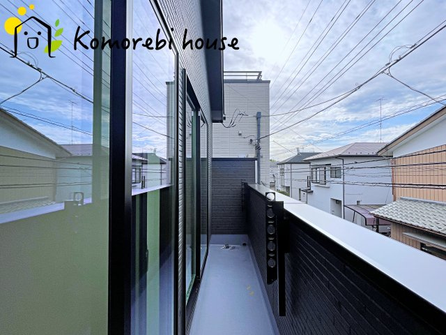 第8上尾二ツ宮　新築一戸建て　Bのバルコニー|防水施工がしっかりと施されたバルコニーで、雨の日も安心。長く使える耐久性を備えたメンテナンスしやすい仕様です。